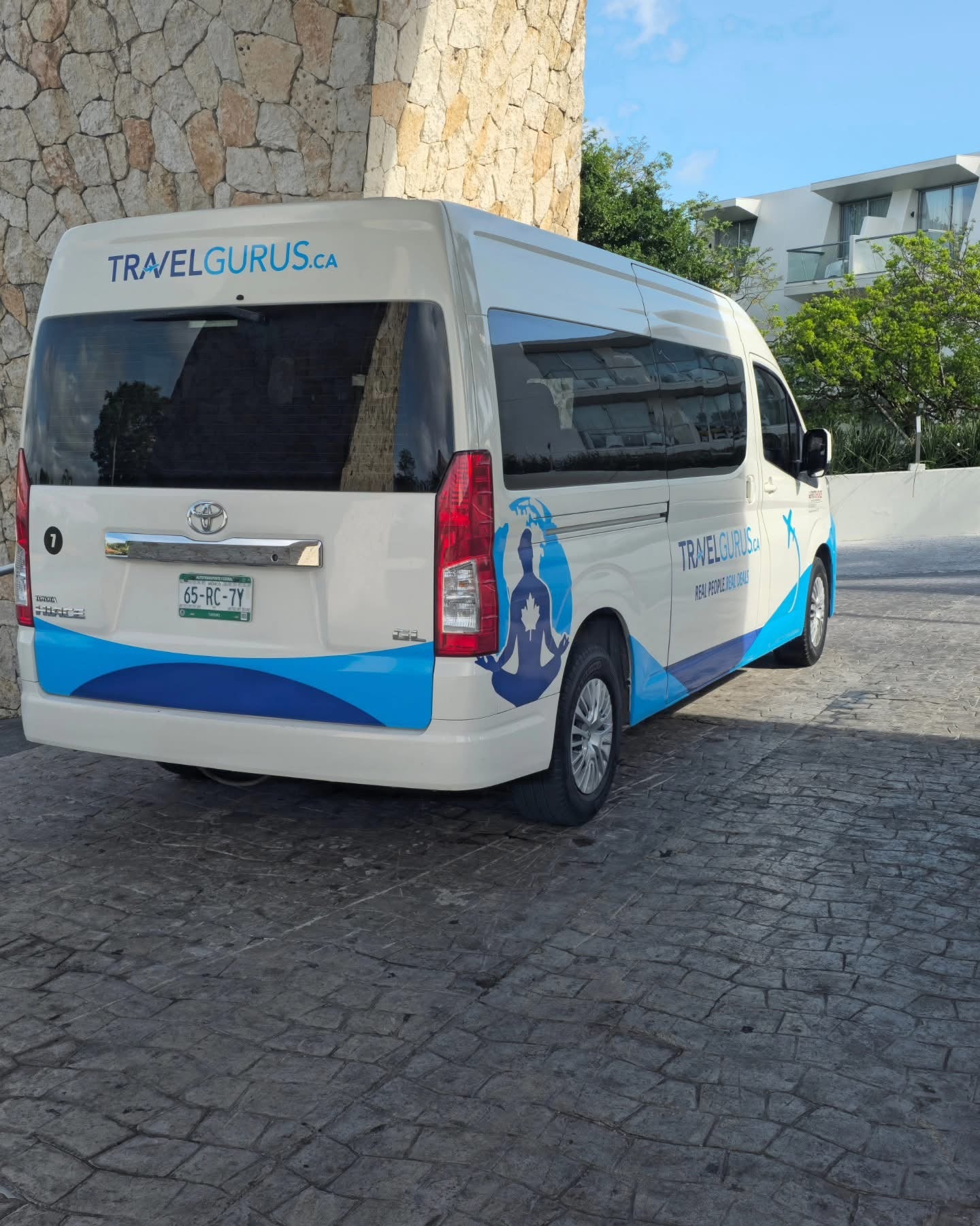 Roundtrip Private Airport Transportation up to 9 passengers with luggage (Cancun Airport)