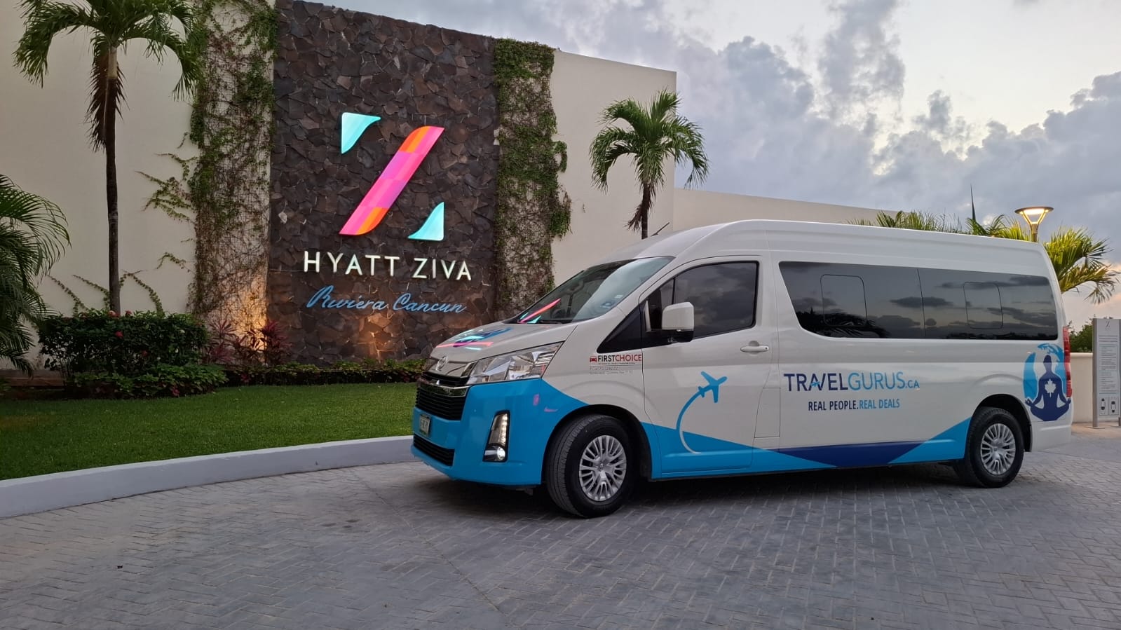 Roundtrip Private Airport Transportation up to 9 passengers with luggage (Cancun Airport)